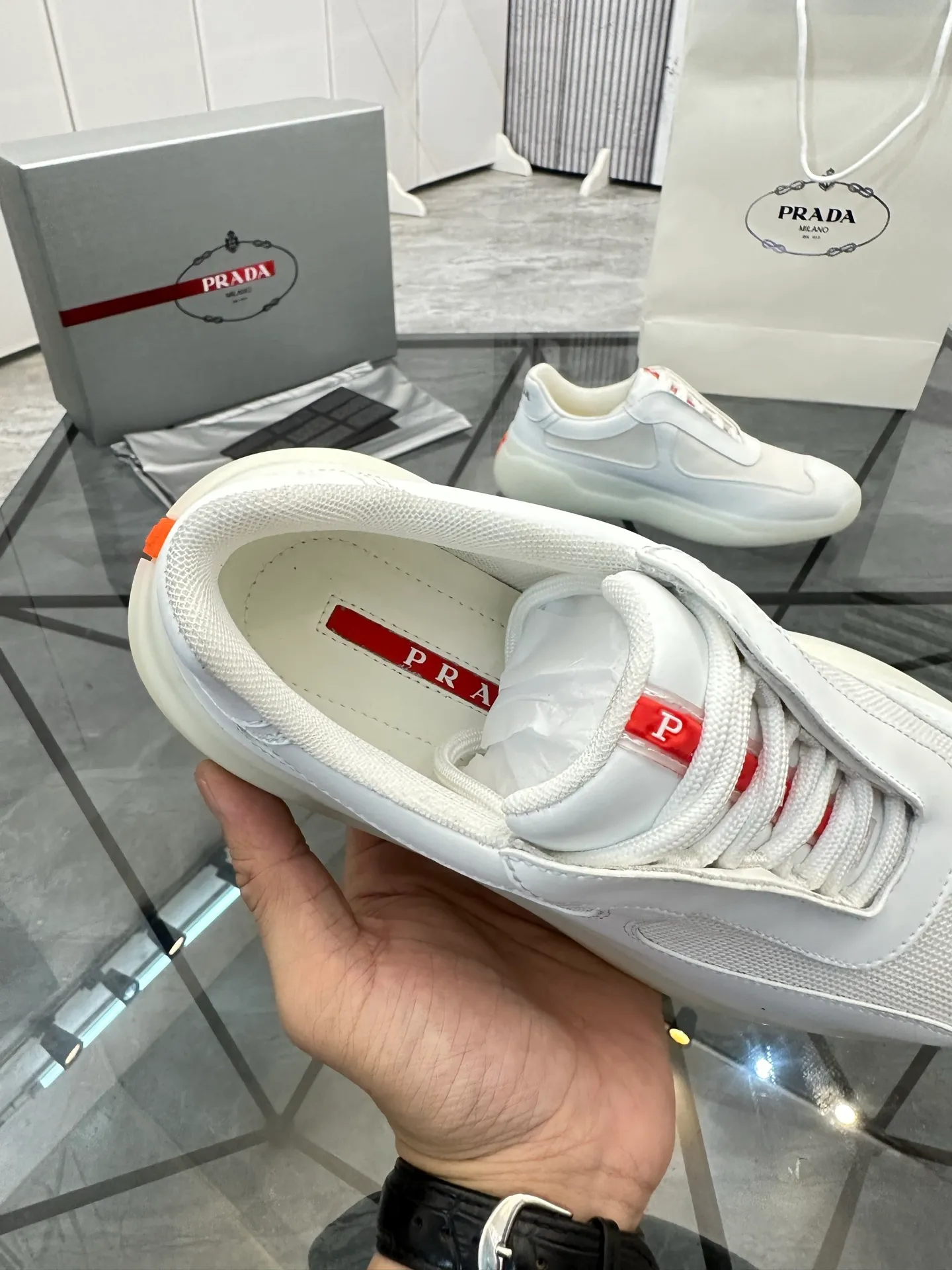 Men's shoes: 💰P660¥ High-end top quality Product trademark: Prada *"Prada*" low-top casual shoes Regular size: 38-45 (can be customized to 46) Product materials: Upper imported silk cowhide spliced ​​with original fabric, breathable lining, original outsole. No.: 001